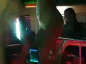 Linda pelirroja atada con porno videos en español latino las piernas abiertas para el placer de su maestro