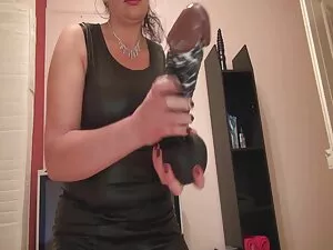 Morena se llena la boca con una gran porno en castellano latino polla blanca en el sofá y luego folla