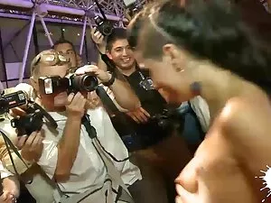 Esposa coreana casada engaña con un FWB sexo gratis en español latino en su cama
