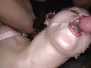 Chrissy porno en español audio latino es usada como cubo de esperma por 4 chicos DTD